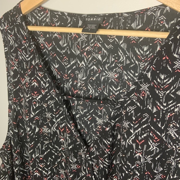3/20$ Torrid size 4 floral tank. - Picture 4 of 4